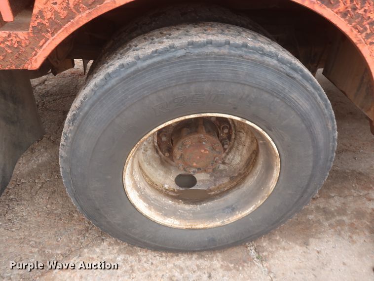 image for item IP9877 2000 International 4900  digger derrick truck