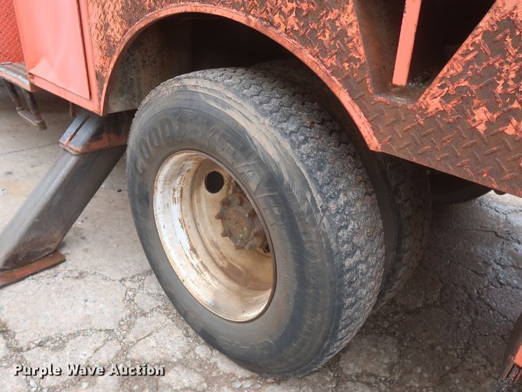 image for item IP9877 2000 International 4900  digger derrick truck