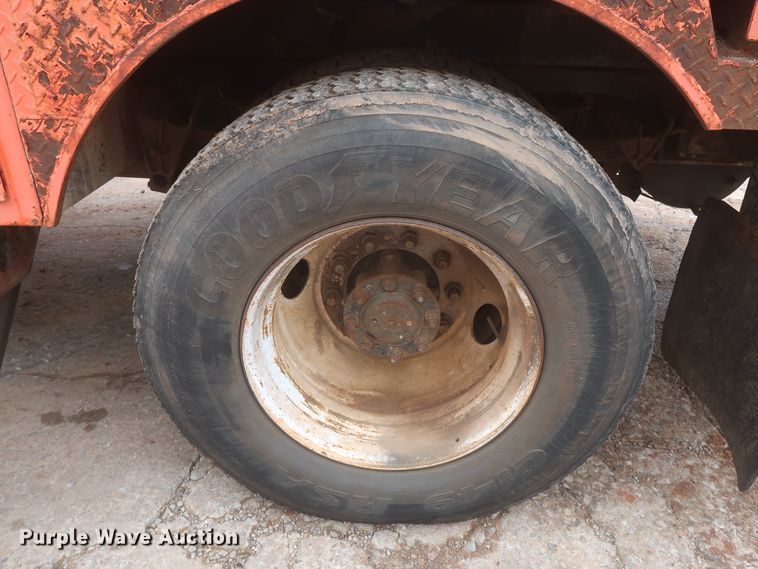 image for item IP9877 2000 International 4900  digger derrick truck