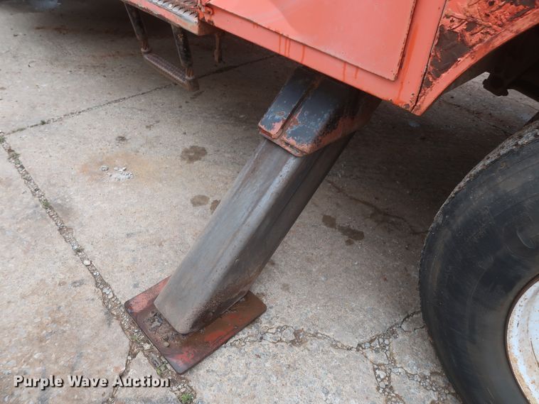 image for item IP9877 2000 International 4900  digger derrick truck