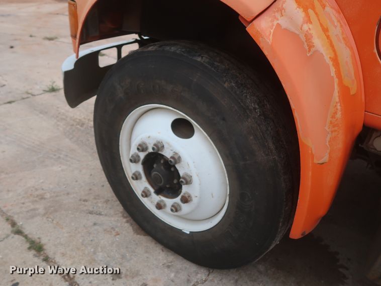 image for item IP9877 2000 International 4900  digger derrick truck