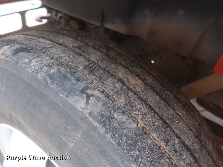 image for item IP9877 2000 International 4900  digger derrick truck