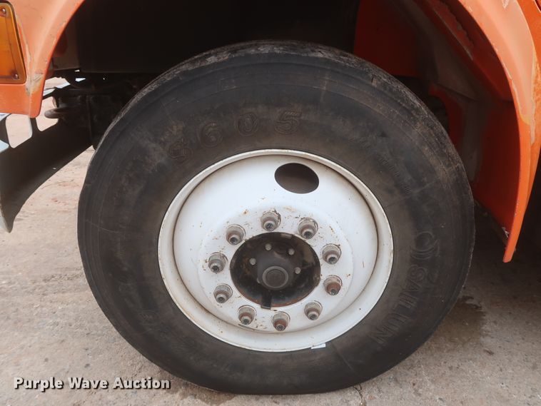 image for item IP9877 2000 International 4900  digger derrick truck