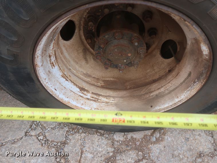 image for item IP9877 2000 International 4900  digger derrick truck