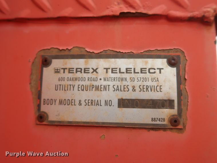 image for item IP9877 2000 International 4900  digger derrick truck