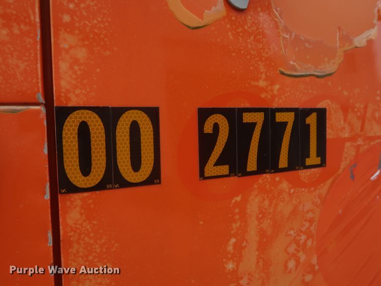 image for item IP9877 2000 International 4900  digger derrick truck