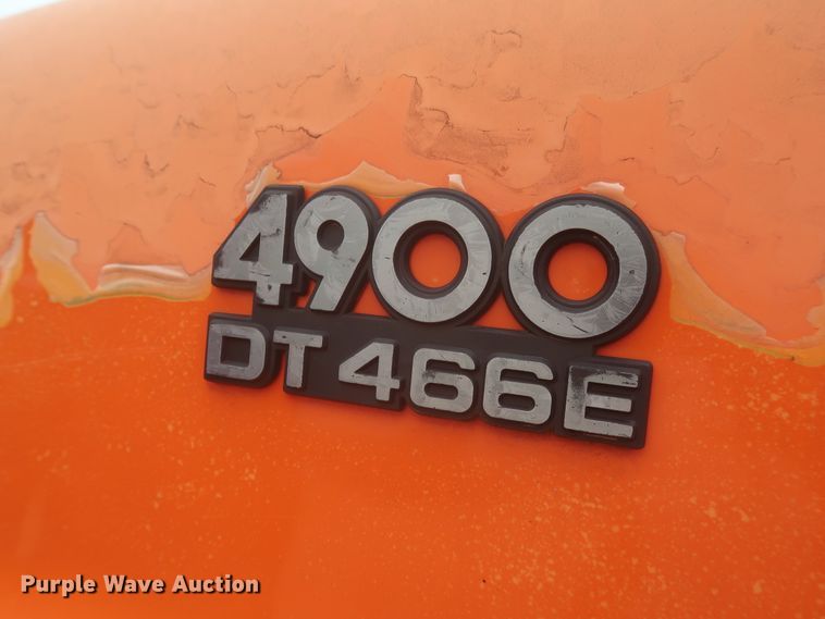 image for item IP9877 2000 International 4900  digger derrick truck