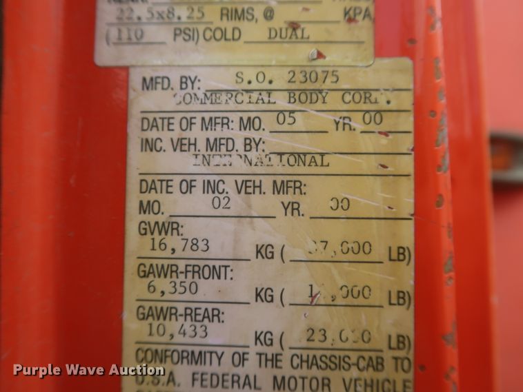 image for item IP9877 2000 International 4900  digger derrick truck