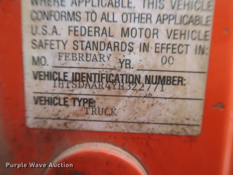 image for item IP9877 2000 International 4900  digger derrick truck