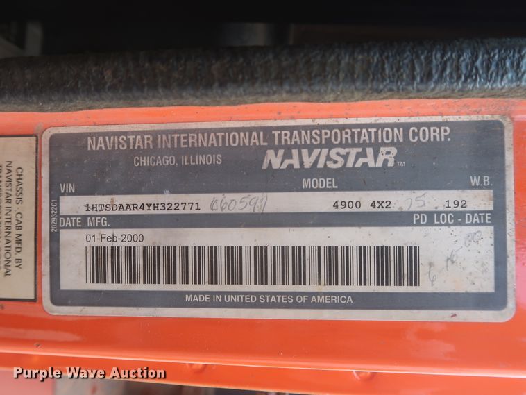 image for item IP9877 2000 International 4900  digger derrick truck