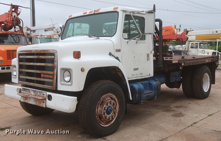 image for item IP9878 1988 International S1700  flatbed truck