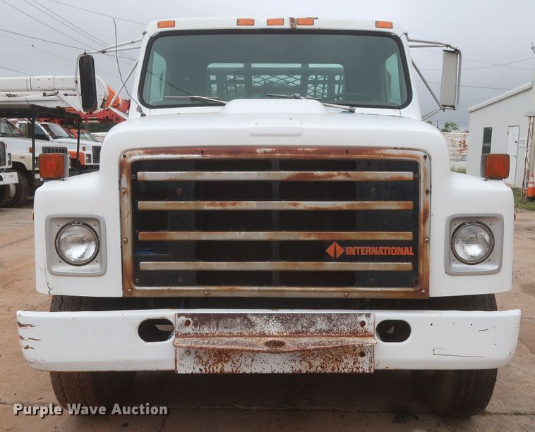 image for item IP9878 1988 International S1700  flatbed truck