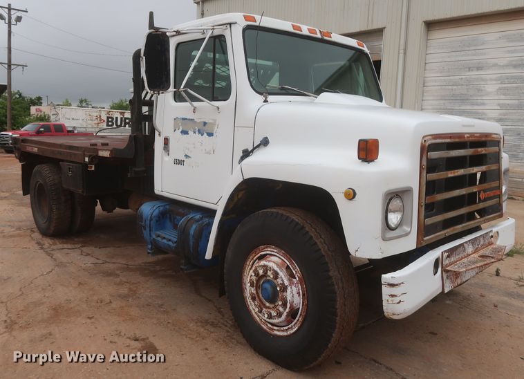 image for item IP9878 1988 International S1700  flatbed truck