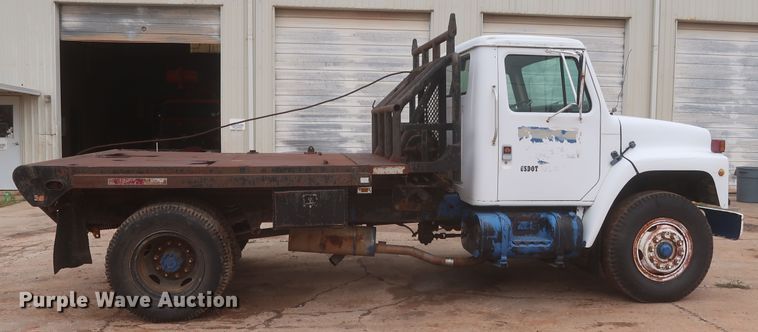 image for item IP9878 1988 International S1700  flatbed truck