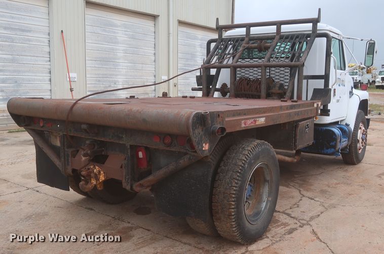image for item IP9878 1988 International S1700  flatbed truck