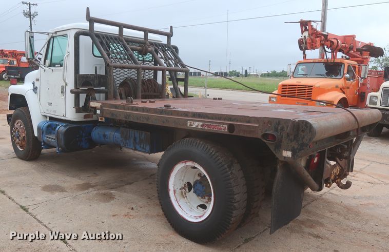 image for item IP9878 1988 International S1700  flatbed truck