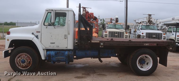 image for item IP9878 1988 International S1700  flatbed truck