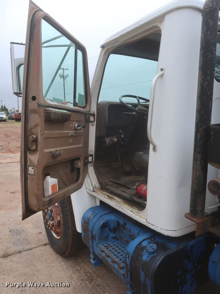 image for item IP9878 1988 International S1700  flatbed truck