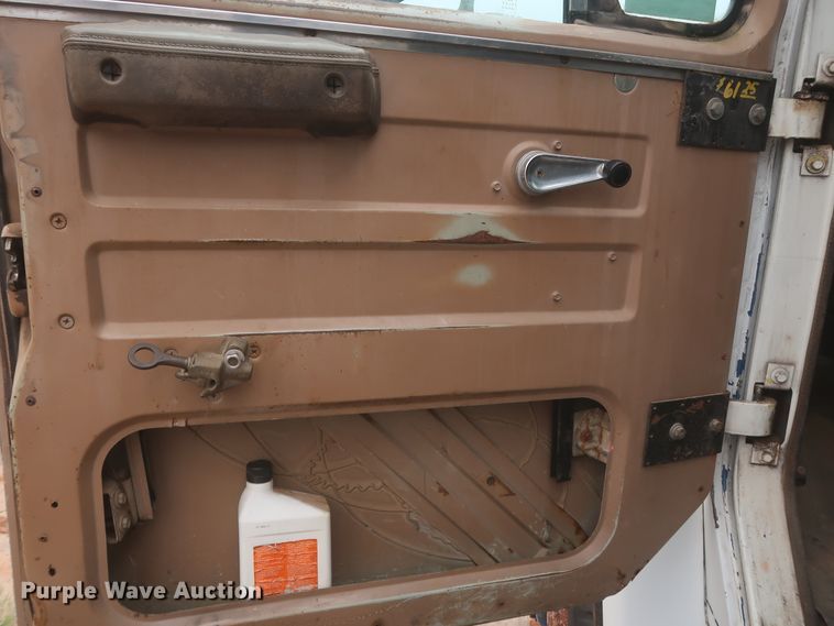 image for item IP9878 1988 International S1700  flatbed truck