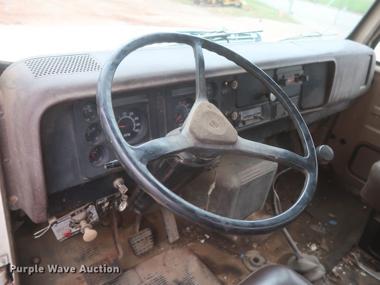 image for item IP9878 1988 International S1700  flatbed truck