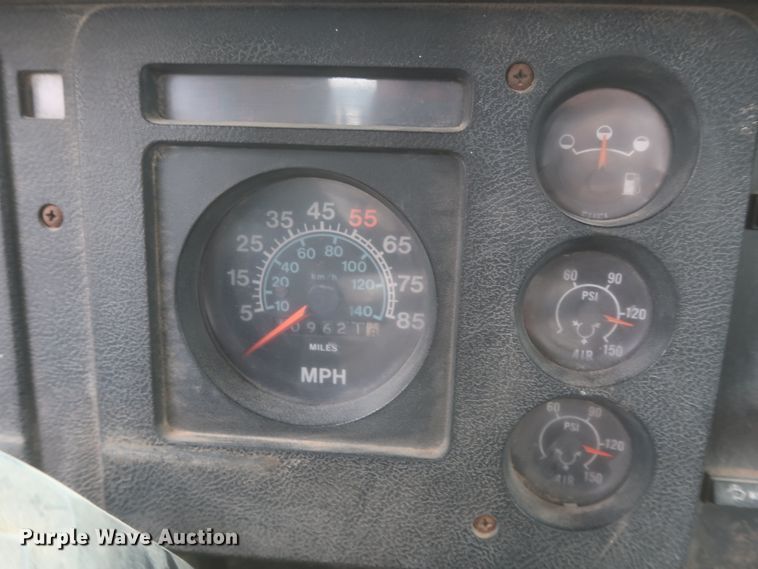 image for item IP9878 1988 International S1700  flatbed truck