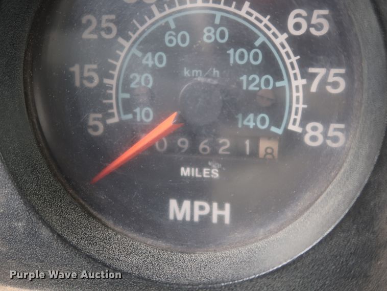 image for item IP9878 1988 International S1700  flatbed truck