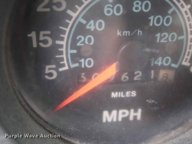 image for item IP9878 1988 International S1700  flatbed truck