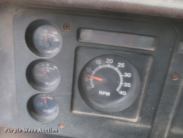 image for item IP9878 1988 International S1700  flatbed truck