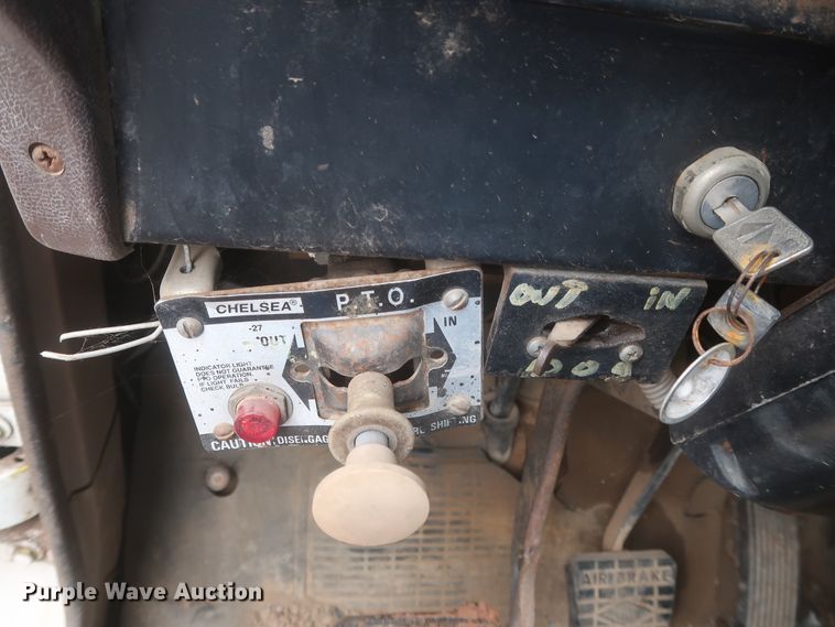 image for item IP9878 1988 International S1700  flatbed truck