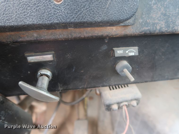 image for item IP9878 1988 International S1700  flatbed truck