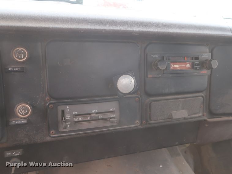 image for item IP9878 1988 International S1700  flatbed truck