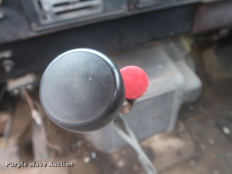 image for item IP9878 1988 International S1700  flatbed truck