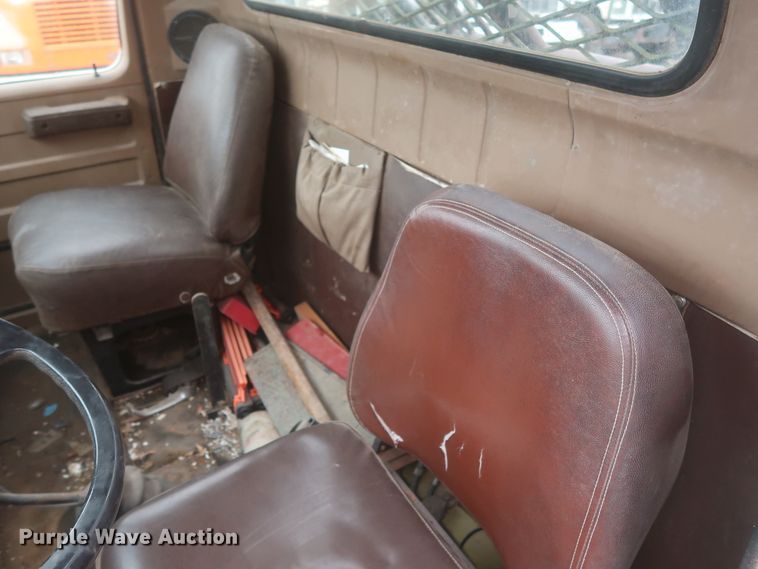 image for item IP9878 1988 International S1700  flatbed truck