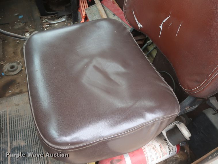 image for item IP9878 1988 International S1700  flatbed truck