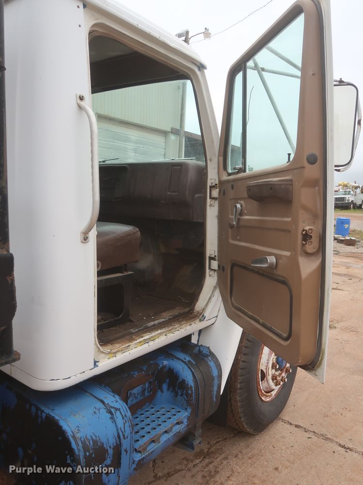 image for item IP9878 1988 International S1700  flatbed truck