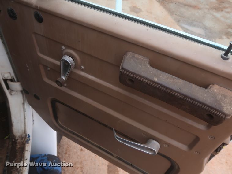 image for item IP9878 1988 International S1700  flatbed truck