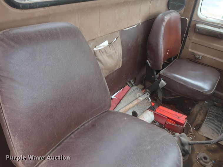 image for item IP9878 1988 International S1700  flatbed truck