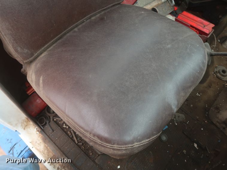 image for item IP9878 1988 International S1700  flatbed truck