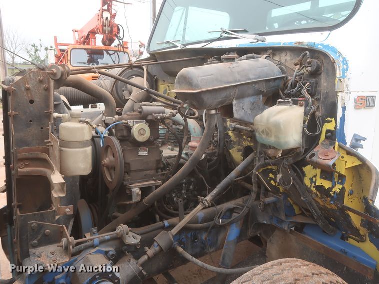 image for item IP9878 1988 International S1700  flatbed truck