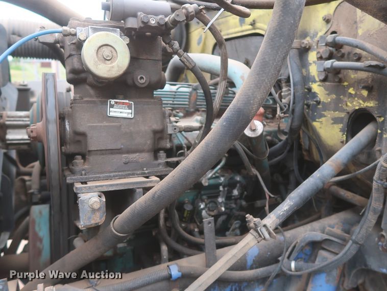 image for item IP9878 1988 International S1700  flatbed truck