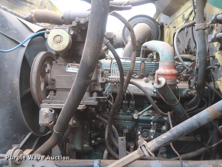 image for item IP9878 1988 International S1700  flatbed truck