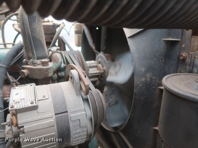 image for item IP9878 1988 International S1700  flatbed truck