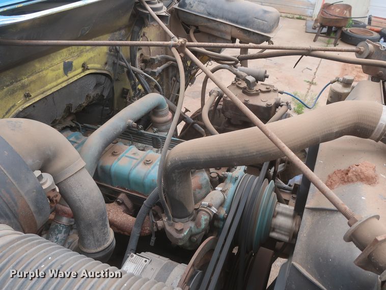 image for item IP9878 1988 International S1700  flatbed truck