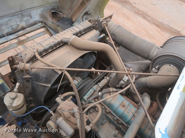 image for item IP9878 1988 International S1700  flatbed truck