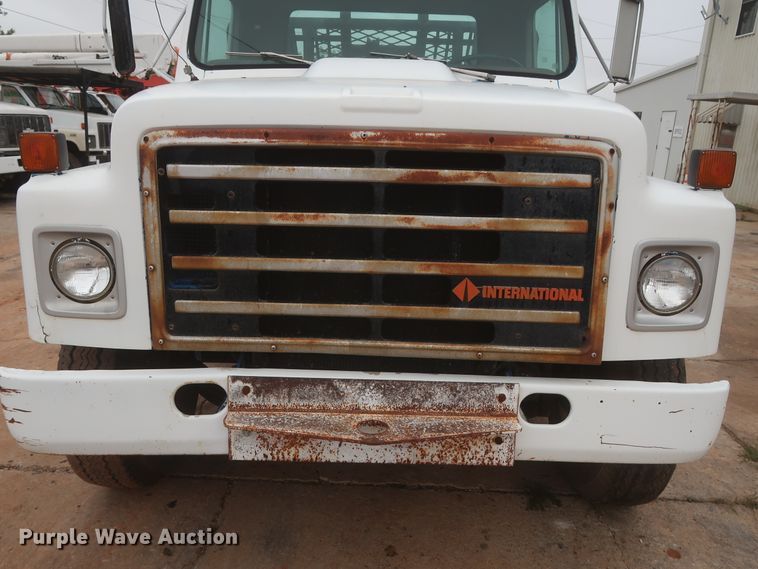 image for item IP9878 1988 International S1700  flatbed truck