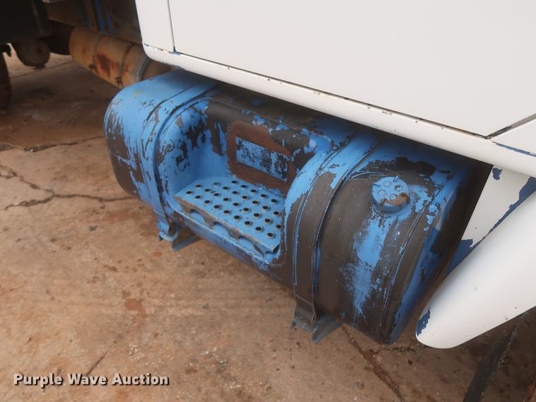 image for item IP9878 1988 International S1700  flatbed truck