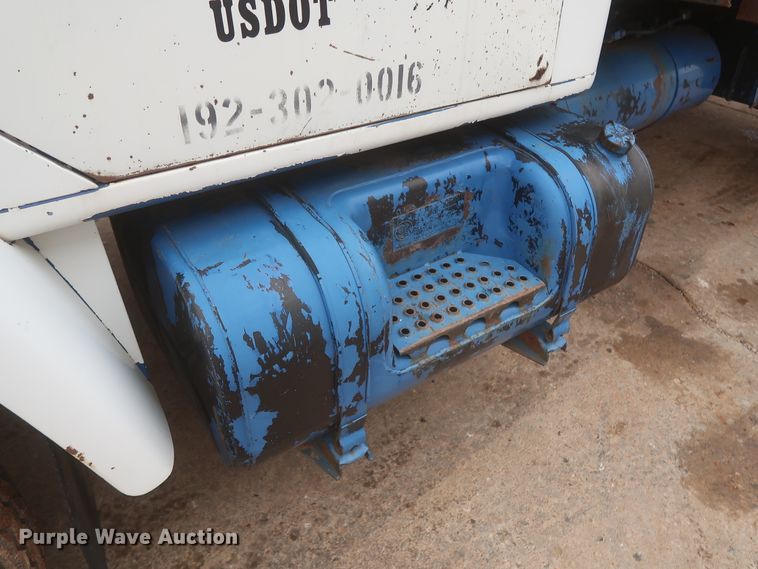 image for item IP9878 1988 International S1700  flatbed truck