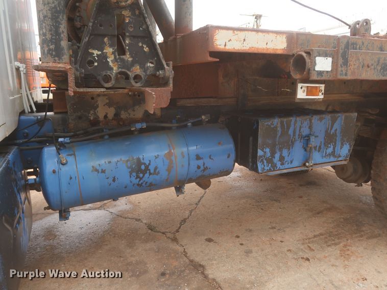 image for item IP9878 1988 International S1700  flatbed truck