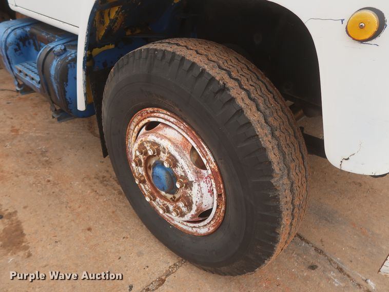 image for item IP9878 1988 International S1700  flatbed truck