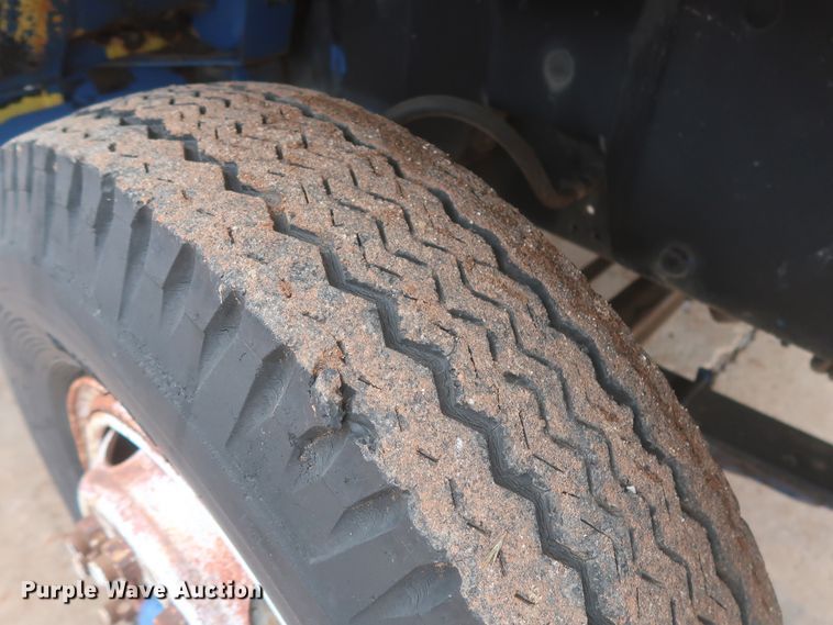 image for item IP9878 1988 International S1700  flatbed truck